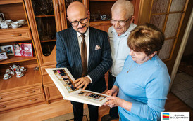 Pamiątkowe albumy trafiły do Jubilat&oacute;w świętujących Złote Gody 3