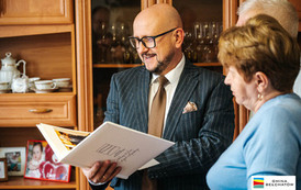 Pamiątkowe albumy trafiły do Jubilat&oacute;w świętujących Złote Gody 4