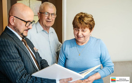 Pamiątkowe albumy trafiły do Jubilat&oacute;w świętujących Złote Gody 8