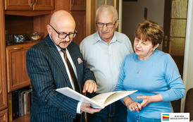 Pamiątkowe albumy trafiły do Jubilat&oacute;w świętujących Złote Gody 9