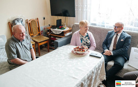 Pamiątkowe albumy trafiły do Jubilat&oacute;w świętujących Złote Gody 13