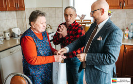 Pamiątkowe albumy trafiły do Jubilat&oacute;w świętujących Złote Gody 18