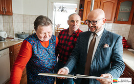 Pamiątkowe albumy trafiły do Jubilat&oacute;w świętujących Złote Gody 19