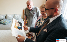 Pamiątkowe albumy trafiły do Jubilat&oacute;w świętujących Złote Gody 21