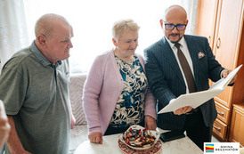 Pamiątkowe albumy trafiły do Jubilat&oacute;w świętujących Złote Gody 23