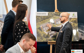 Podpisanie umowy na budowę blok&oacute;w SIM w Dobrzelowie 1