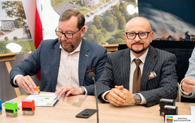 Podpisanie umowy na budowę blok&oacute;w SIM w Dobrzelowie 12