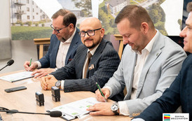 Podpisanie umowy na budowę blok&oacute;w SIM w Dobrzelowie 14