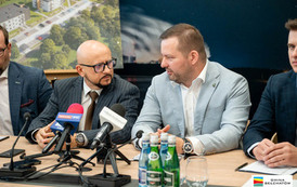 Podpisanie umowy na budowę blok&oacute;w SIM w Dobrzelowie 18