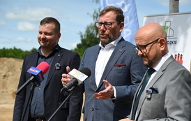Budowa blok&oacute;w SIM w Dobrzelowie oficjalnie rozpoczęta. Pierwsze łopaty pod budowę zostały wbite 8