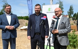 Budowa blok&oacute;w SIM w Dobrzelowie oficjalnie rozpoczęta. Pierwsze łopaty pod budowę zostały wbite 10