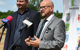 Budowa blok&oacute;w SIM w Dobrzelowie oficjalnie rozpoczęta. Pierwsze łopaty pod budowę zostały wbite 11