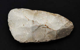 Siekierka krzemienna z wczesnej epoki brązu (2300-1800 p.n.e.) odkryta w trakcie badań powierzchniowych Muzeum Archeologicznego i Etnograficznego w Łodzi wok&oacute;ł G&oacute;r Borowskich (foto: S. Baranowski).