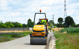 Układanie betonu na drodze w Zawadowie 2