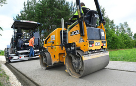 Układanie betonu na drodze w Zawadowie 5