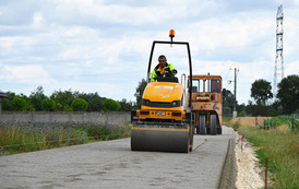 Układanie betonu na drodze w Zawadowie 7