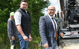 Układanie betonu na drodze w Zawadowie 9