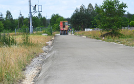 Układanie betonu na drodze w Zawadowie 15