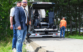 Układanie betonu na drodze w Zawadowie 19