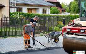 Leją asfalt na drodze Kałduny - Dobrzel&oacute;w 5