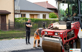Leją asfalt na drodze Kałduny - Dobrzel&oacute;w 7