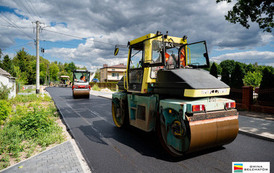 Leją asfalt na drodze Kałduny - Dobrzel&oacute;w 11