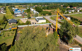 Ogromny żuraw wieżowy pojawił się na placu budowy schronu w Zawadach 24