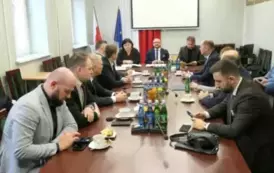 Spotkanie samorządowc&oacute;w z terenu powiatu bełchatowskiego w sprawie podziału tzw. funduszu solidarnościowego na 2025 rok 18