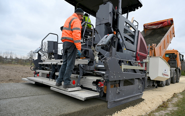 W Janinie trwa budowa drogi betonowej 26