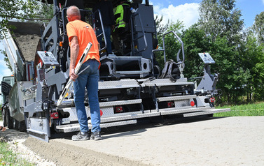 Układanie betonu na drodze w Zawadowie 20