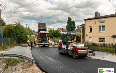 Leją asfalt na drodze Kałduny - Dobrzel&oacute;w 19