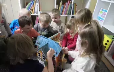 Lekcja biblioteczna przedszkolak&oacute;w z Kurnosa Drugiego 37