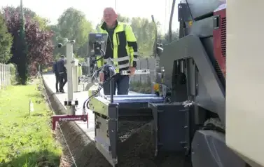 Rozkładanie betonu na drodze w Kurnosie Drugim 27