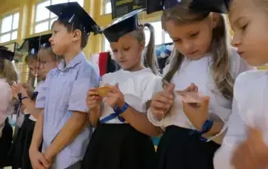 Ślubowanie pierwszak&oacute;w w Zespole Szkolno - Przedszkolnym w Kurnosie Drugim 149