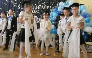 Ślubowanie pierwszak&oacute;w w ZSP w Janowie 146