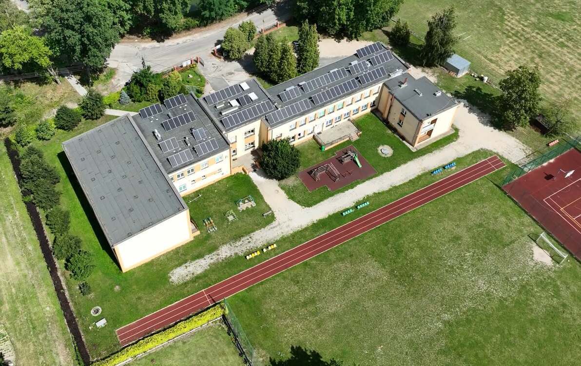szkoła w Dobrzelowie z lotu ptaka