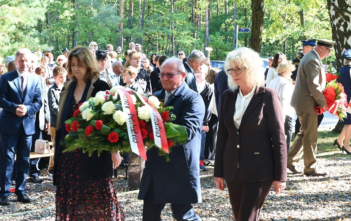 Radni składają kwiaty w Kalisku