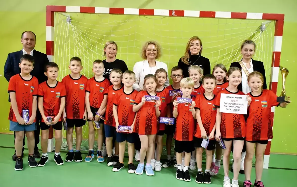 Zdjęcie do Międzyszkolny turniej gier i zabaw w Dobrzelowie