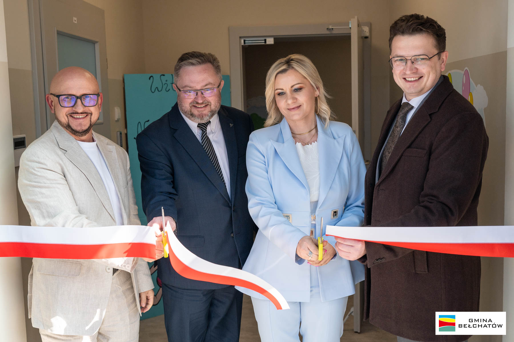 w&oacute;jt konrad koc, wicekurator ł&oacute;dzki arkadiusz kubik, dyrektor żłobka izabel surgut, wicewojewoda grzegorz majewski przecinają wstęgę podczas otwarcia żłobka w&nbsp;domiechowicach