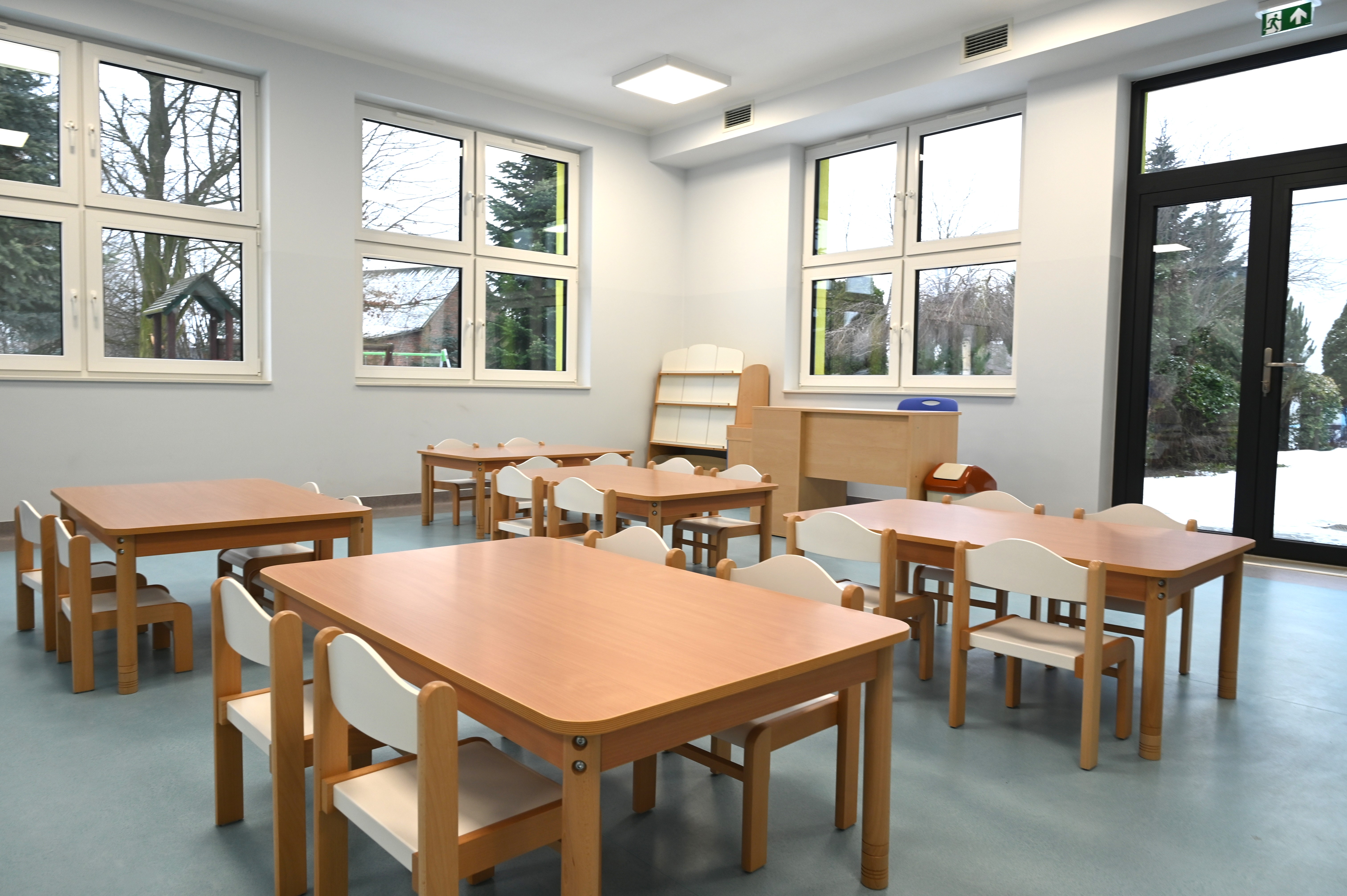 sala żłobka w&nbsp;Domiechowicach, na&nbsp;pierwszym planie stoliki z&nbsp;krzesełkam