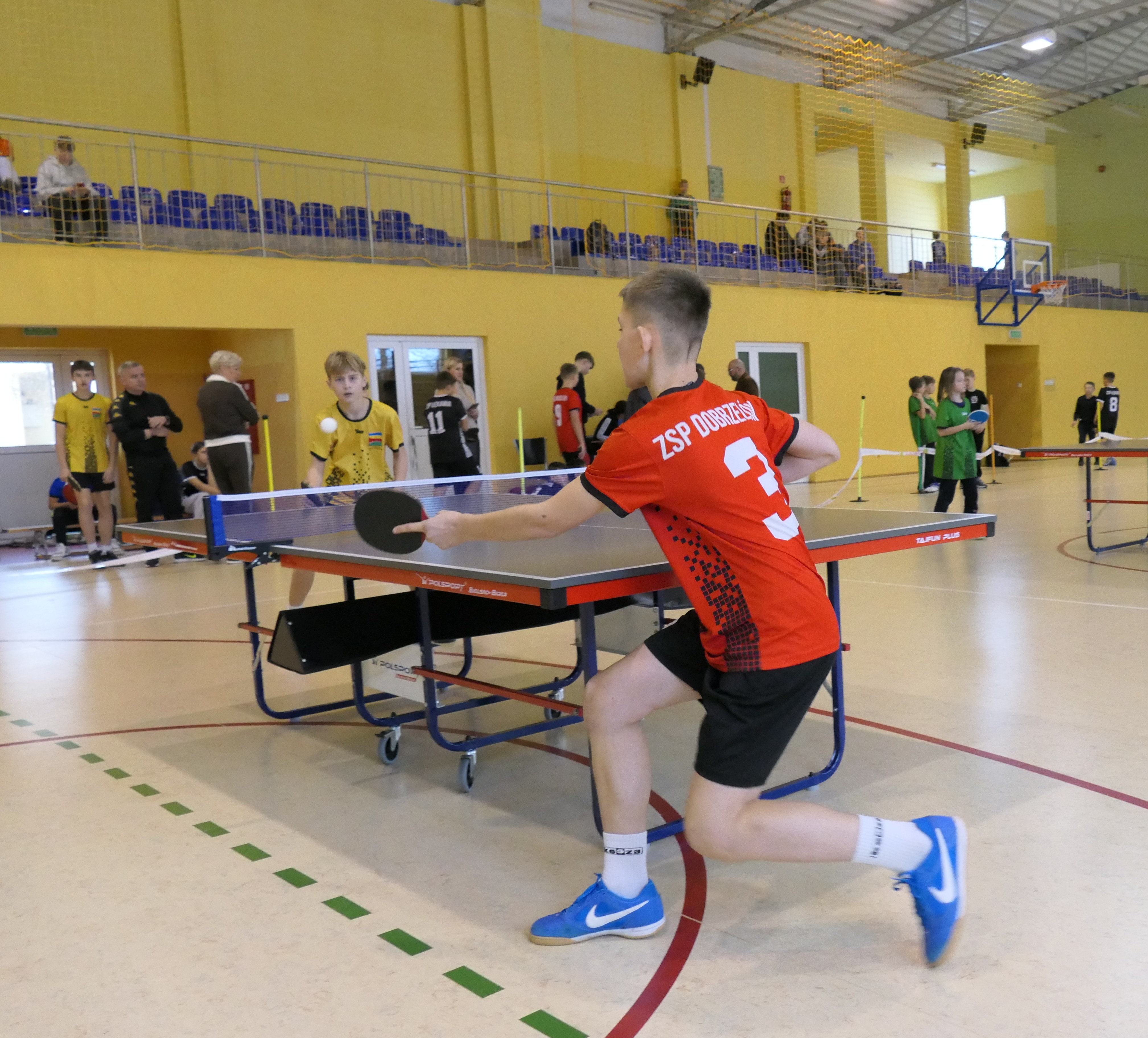 dwaj nastolatkowie rozgrywają mecz w&nbsp;tenisie stołowym