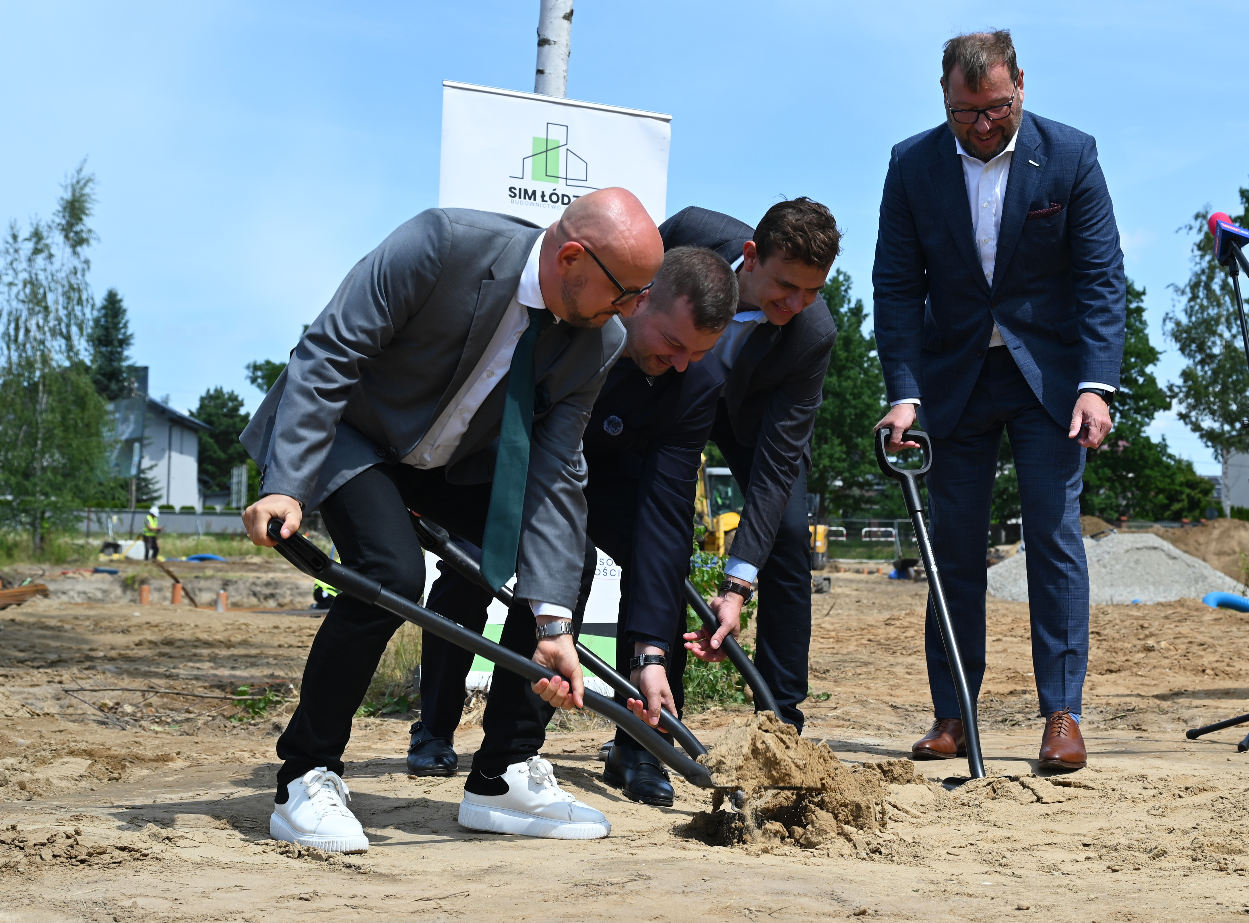 w&oacute;jt konrad koc, grzegorz dyla prezes SIM ł&oacute;dzkie i&nbsp;Krzysztof Kruszon prezes AGROBEX wbijają pierwsze łopaty pod budowę blok&oacute;w w&nbsp;Dobrzelowie