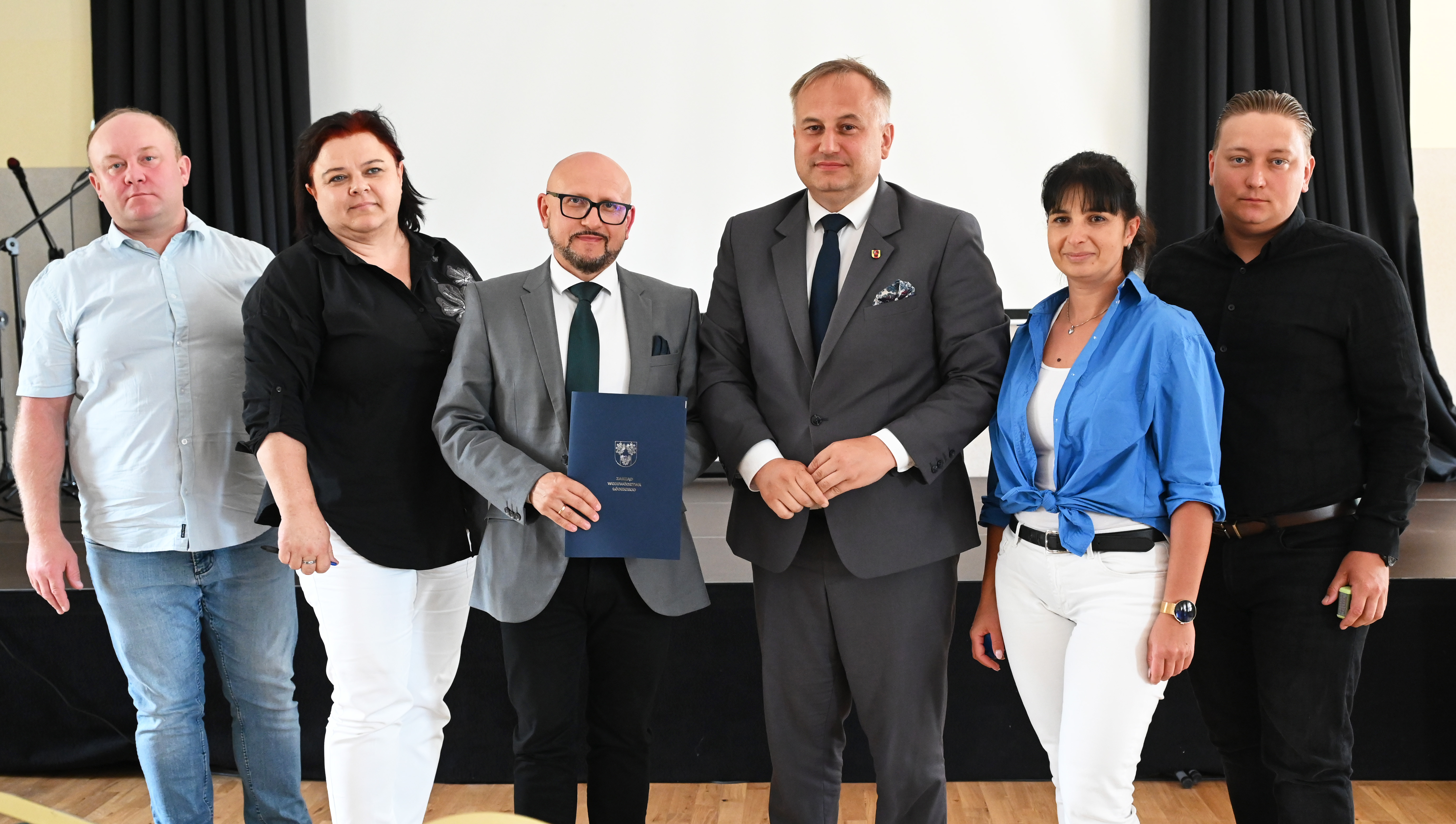 w&oacute;jt konrad koc, wicemarszałek piotr wojtysiak, skarbnik małgorzata łągiewska, sołtysi monika warcholińska, marcin pawelczyk i&nbsp;damian rzepecki stoją obok siebie