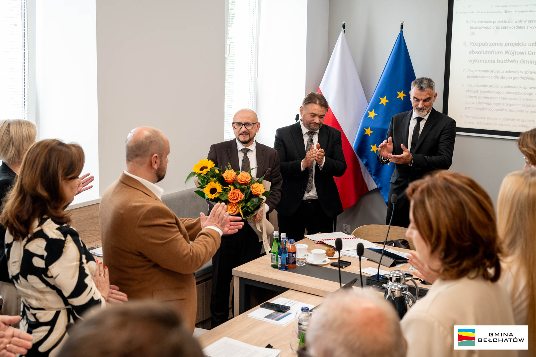 radni gminy bełchat&oacute;w podczas sesji rady gminy bełchat&oacute;w, w&oacute;jt konrad koc odbiera kwiaty