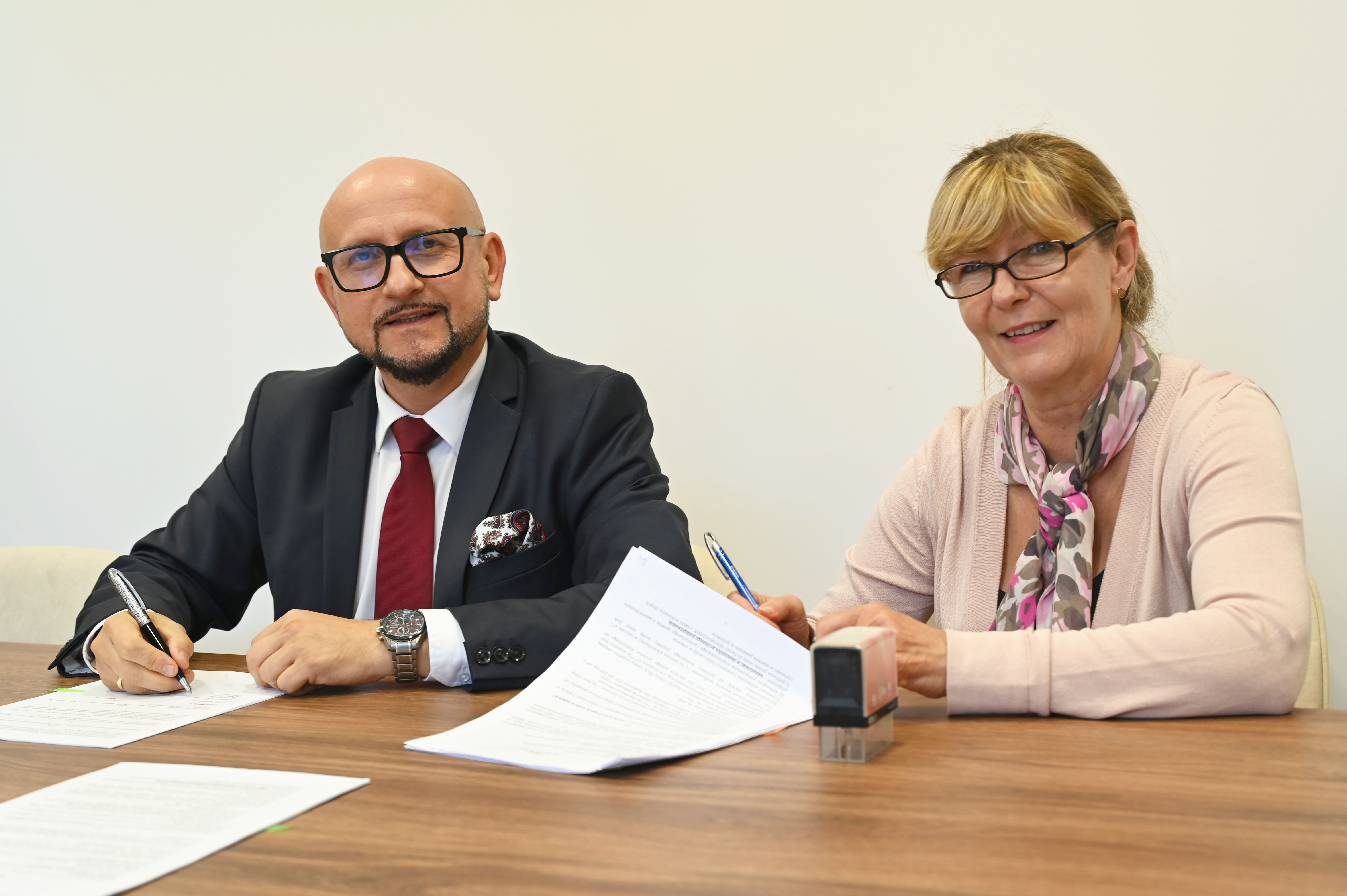 w&oacute;jt gminy bechat&oacute;w konrad koc i&nbsp;marzena grubarska podpisują umowę