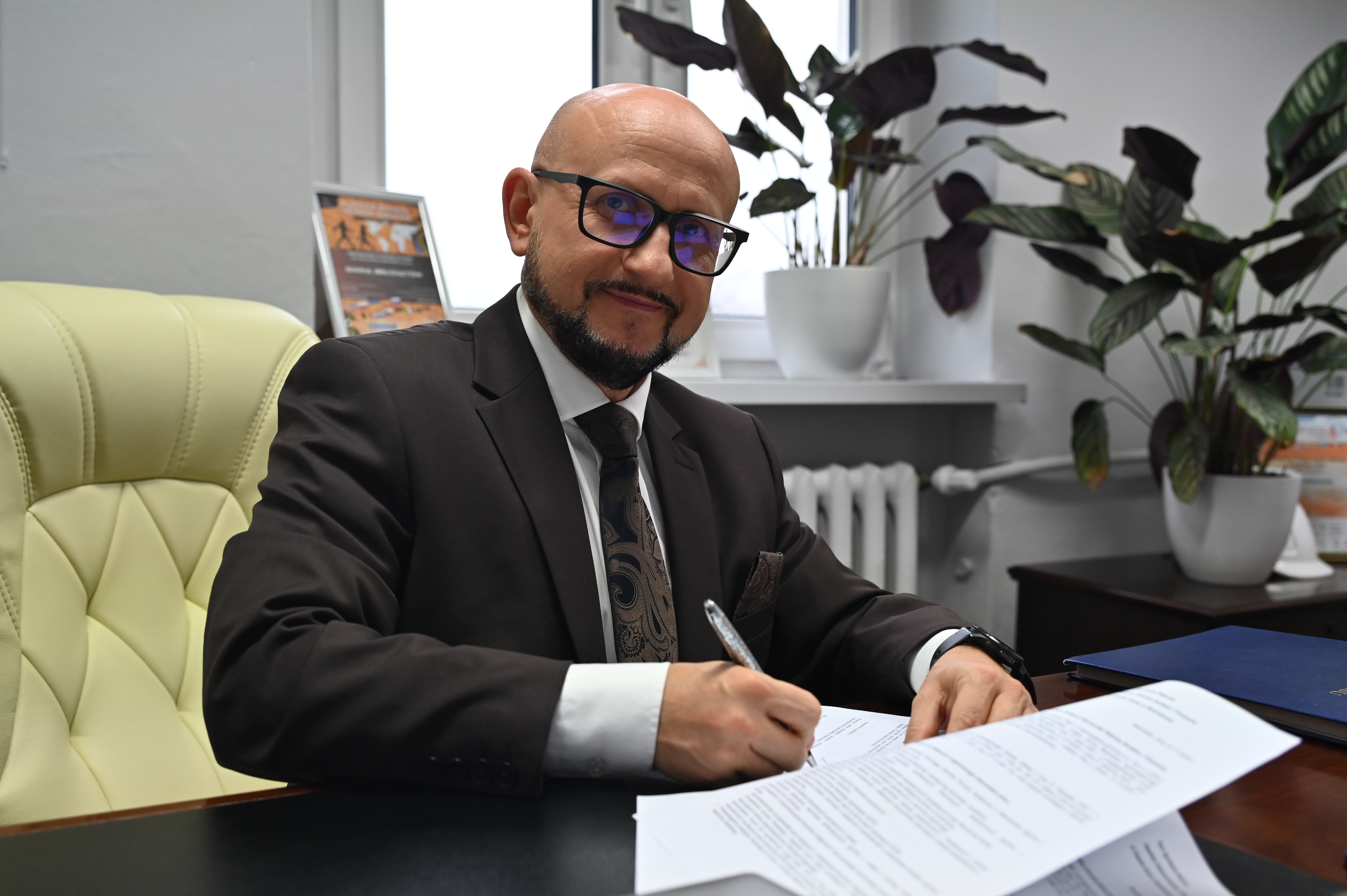 w&oacute;jt konrad koc podpisuje dokument