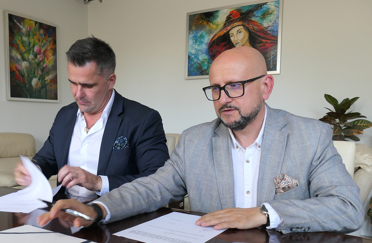 wójt konrad koc i wójt grzegorz gryczka podpisują umowę