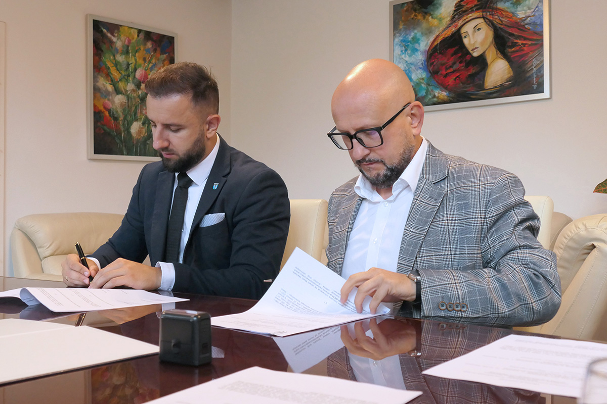 wójt konrad koc i prezydent patryk marjan podpisują umowę