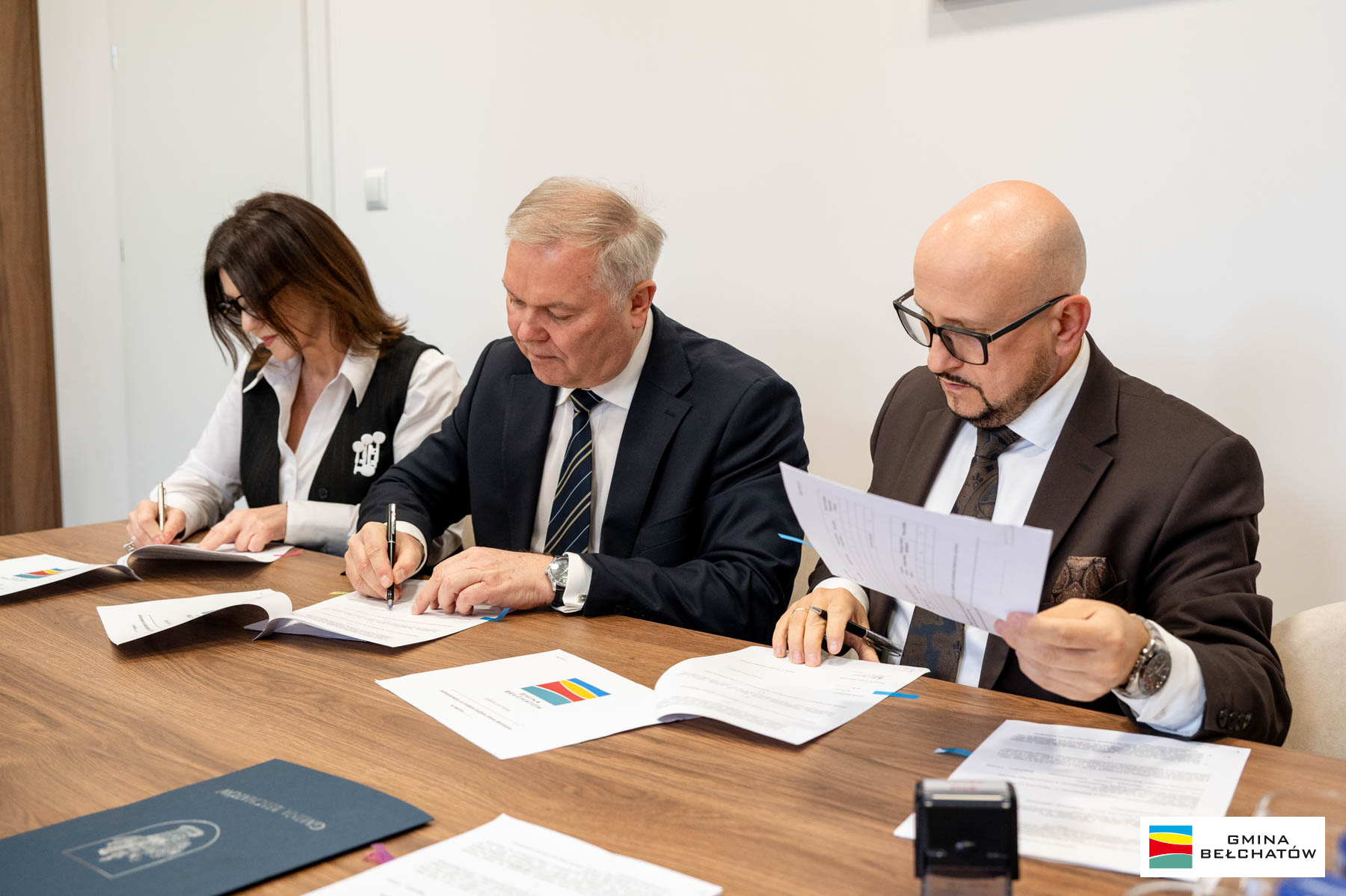 w&oacute;jt konrad koc starosta jacek zatorski i&nbsp;wicestarosta jolanta pawlikowska podpisują umowy