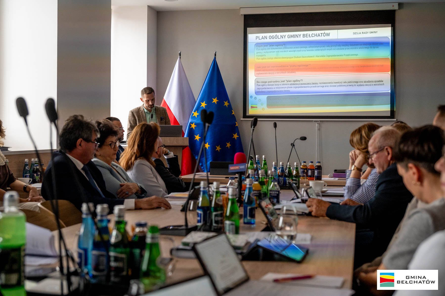 radni gminy bełchat&oacute;w podczas obrad sesji rady gminy